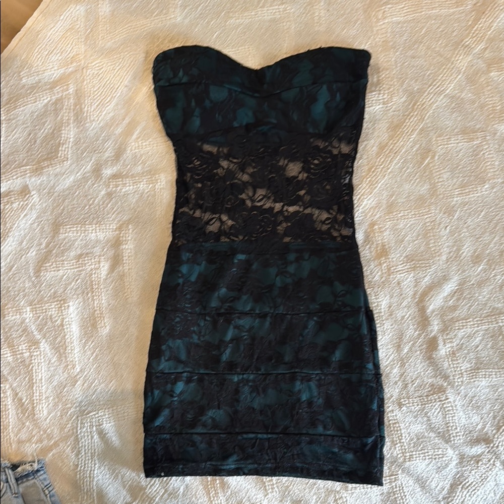Elegant Black and Green Lace Strapless Dress
